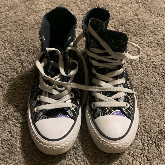 Girls Converse All Stars Size 4 - Picture 1 of 3